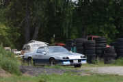 Fredag. Vi passerer flere biler, den første er en Chevrolet Camaro Z28 fra 1982. Den bak er en Volkswagen boble av litt nyere dato, det ser jeg på frontruta
