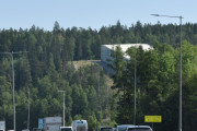Fredag. Snøhallen i Lørenskog står enda, den åpnet i 2020. Men nå kommer det smale kjørefelt på E6, så vi må avpasse farten litt. Er dette EU klarert?