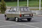 Fredag. Men så ser jeg en kjent en, det er en Renault 6 TL fra 1975. Den er jo min :-)