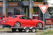 Fredag. Du trenger ikke å stå mange minuttene her på Flisa før det dukker opp spennende biler. Her har vi en Toyota Supra som blir veteran til neste år