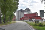 Fredag. Her ser vi Fiskå Mølle Flisa. Fra gammelt av var selskapet driftet som et andelslag eid av lokale bønder, da under navnet Flisa Mølle og Kornsilo AL. Selskapet ble stiftet i 1959, som følge av Bondelagets idé om et større kornmotak og mølle på Flisa. I 1963 var den første delen av anlegget realitet. Kapasiteten på anlegget var den gang 1500 tonn korn, og tørking av 10 tonn per time. Den første mølla kom på plass i 1964, 5 år etter selskapets oppstart. I 1982 ble et helt nytt kornmottak og biobrenselsannlegg tatt i bruk, parallelt med det gamle anlegget