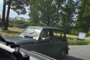 Fredag. Det er flere som kommer når vi kjører ut igjen, dette er en Renault 4 som skal parkeres på treffet