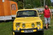 Fredag. Jeg har skjønt såpass at vi skal hente noen biler, og da lurer jeg på om jeg skal kjøre denne Renault 8 med fire frontlykter...