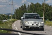 Fredag. Det er flere som har blitt beordret til å kjøre en Renault til treffet på Flisa Camping, og her kommer en av dem i sin Toyota Avensis fra 2003