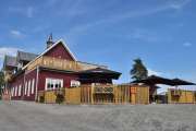 Fredag. Her var det en gammel låve før som ble revet, litt bygging, og nå er Færder Brasserie & Bar her, og vi skal ta en titt inn, litt senere
