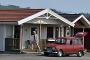 Fredag. Men jeg må ha litt oversikt på hvem som allerede har kommet, dette er en Renault 4 fra 1973. Det er ikke eieren som står i trappa, jeg tror det er moren hans