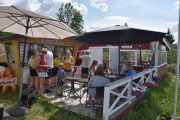 Lørdag. Både kiosk og kafe er nok fra 1960-1970 åra, og her ble det servert både vafler og pølse med is og cola som tilbehør