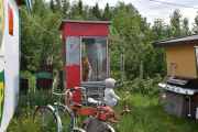Lørdag. Og her står den røde telefonkiosken, den er ikke fra 1933 og produksjonen stanset ikke før i 1995, så det blir vanskelig og anslå alderen