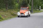 Lørdag. Men det var koselig å kjøre Kvithammarbergetvegen, og her møter vi på en fransk veteran som er en Citroën 2CV6 fra 1976