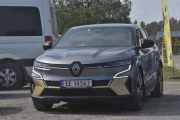 Lørdag. Men nå er vi på treffet igjen og ser på en Renault Megane E-Tech Electric fra 2022. Nå må dere ikke forveksle denne med den vi så i går, den var rød. Så Motor Forum i Elverum har stilt opp med to biler som kan prøvekjøres i løpet av treffet