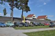 Lørdag. Men sjekk denne oppstillingen av biler, alle er stilt opp i en V-stilling mot plattingen