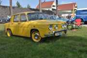 Lørdag. Men alle er ikke på plass enda, her kommer det en gul Renault 8 fra 1969. Her må jeg sitere litt: Renault 8 er kommet til Oslo! Friskt skudd på Renault-stammen! i VG den 6. september 1962