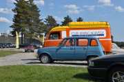 Lørdag. Her ser jeg en farlig situasjon, en Renault 4 fra 1967 og en Renault 16 TL fra 1972 er i ferd med å møte hverandre. Var sikkerheten bedre i 1970 åra enn i 1960 åra, jeg bare spør...