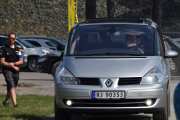 Lørdag. Men her så kommer det en Renault Espace fra 2007, jeg tror faktisk at den har soltak. Kan være en fordel når du må lufte ungene litt