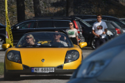 Lørdag. Så kommer det en Renault Sport fra 1997, den første Renault Spider kom uten frontrute, da måtte du kjøre med hjelm