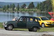 Lørdag. Renault 4 i farta, den er lokal og mulig at den ene sidedøra er skifta ut