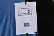 Lørdag. Her kommer det en for barn igjen, hvordan skal et barn vite hvor bilen er parkert? Den dekker jo nummeret. Men neste er enkel, enten så er det Gøteborg eller Stockholm