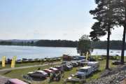 Lørdag. Men jeg er ingen drone, så jeg for bare klatre så høyt jeg kan. Jeg teller 35 Renault-er her