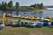 Lørdag. Fem gule Renaultbiler og en gul Clipper 2100 som blir tauet i bakgrunnen - kan det bli bedre?