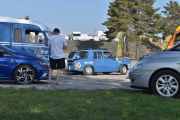 Lørdag. Vet dere hvorfor Renault 8 Gordini nesten er alltid blå?  Det startet på Paris Motor Show i oktober 1964 og alle ble fascinert av en liten blå bil med to hvite striper