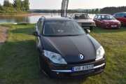 Lørdag. Bil 1. Dette er en fin dag å telle biler på, vi har jo dokumentert dem fleste før. Renault Laguna kom allerede i 1994, deretter kom en ny bil i 2001 og 2007, og produksjonen varte helt til 2015. Dette tror jeg er en Renault Laguna III Grandtour fra 2009