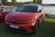 Lørdag. Bil 4 og 5. Motor Forum hadde to biler her, og jeg kan ikke se den andre her nå så vi teller den med. Renault Megane E-Tech Electric fra 2022 og den andre var også en Renault Megane E-Tech Electric fra 2022. En bil som ble lansert i 2022 og har fått god omtale. Den er svært godt tilpasset norske forhold, og det trengs når den går på strøm