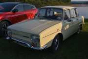 Lørdag. Bil 6. Renault 10-1300 fra 1972, er en liten kraftplugg. Jeg fant denne infoen. Den kan akselerere fra 0-60 km/t på 16.3 sek, 0-100 km/t på 17.9 sek og en kvart mil tid er 20.3 sek. Hva er en kvart mil tid?