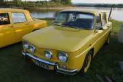 Lørdag. Bil 13. Renault 8S dette også da, eneste forskjellen jeg kan se er pyntelisten på siden. Og legg merke til at begge har terninger hengene på sladrespeilet - tøft...