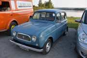 Lørdag. Bil 16. Renault 4 kom på markedet i 1961 og ble produsert helt frem til 1994. Totalt rullet det ut over 8 millioner eksemplarer fra fabrikker i en rekke land. Bilen har for lengst fått legendestatus og det finnes fortsatt et betydelig antall ute på veiene: Det sier sitt om at dette var ukompliserte og slitesterke saker. - En av bilene som virkelig vekker oppsikt på bilutstillingen i Paris akkurat nå er Renault 4ever Trophy. Dette er en konseptbil med høy offroadfaktor. Og det aller mest interessante: Dette er forsmaken på at klassiske Renault 4 skal få en arvtaker... EL-bil!
