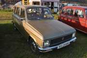 Lørdag. Bil 29. Renault 6 hadde fra 1968 runde frontlykter og kromgrill, men i 1974 fikk den firkanta lykter og plastikkgrill blant annet