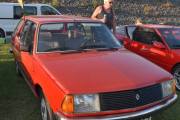 Lørdag. Bil 33. Renault 18 ble produsert mellom 1978 til 1989, og var tilgjengelig i disse variantene TL, GTL, TS og GTS.  Den ble presentert på Genèvesalongen i mars 1978, med markedsføring og salg fra måneden etter