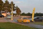 Lørdag. Renault 8S med Renaultklubben strandflagg, ikke et minne for livet, jeg har den med Koppang portalen også