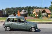 Lørdag. Så da skrur vi klokka litt tilbake og ser på første bilen som kommer, det er en velbrukt Renault 4 som har vært med på det ene og det andre