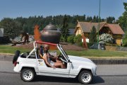 Lørdag. Så kommer det en Renault 4 til, vi kaller den strandbilen og jeg vet ikke helt om den takler den krappe rundkjøringa med asfalt