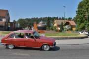 Lørdag. Så kommer fjerde bilen som er en Renault 16, jeg ser at far har den vanlige avslappa stilen i passasjersete, så den har nok en L bak