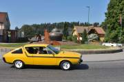 Lørdag. Så kommer en Renault 17, gul med sorte striper og med hvite felger - typisk ungdomsbil