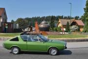Lørdag. Så kommer den tiende bilen, som også er en Renault 17. Her har den eldre garde valgt soltak istedenfor striper