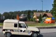 Lørdag. Neste er også en Renault 4, men den har et høyt tak. Denne turen på 70 km må bare være blåbær for Fourgonnette