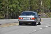 Lørdag. Men aller først før vi tar turen til Skuruberget, må jeg ta en titt på denne bilen. Det er en  Mercedes-Benz 500 SEL fra 1982, hadde den vært sort så hadde jeg kalt den Black-Beauty
