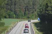 Lørdag. Da følger vi riksvei 2 som også blir kalt østsideveien, siden den ligger på østsiden av Glomma. Den nærmeste bilen er ikke en Renault, vi skal prøve å unngå den