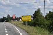 Lørdag. Så kommer vi til krysset hvor vi skal svinge til høyre, der går fylkesvei 207 til blant annet Sørskogbygda. Før 2010 var veien en riksvei, og etter 2019 så er den heller ikke en fylkesvei, derfor den gule lappen på skiltet. Så vi kaller den bare Sørskogbygdvegen, det er mye enklere