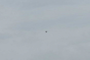 Søndag. Det er et mikrofly med en seilduk som jeg har sett før, men den er for langt unna