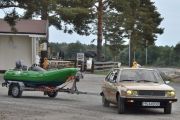 Søndag. Men endelig, her kommer Renault 30 med både båthenger og båten. Da har den kanskje ikke vært på vannet enda. Jeg ser at det er en River 350XR båt med en Yamaha påhengsmotor på minst 10hk