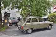 Avreise torsdag 13 juni, begge bilene er klare. Den bak er en Renault Clio Sport Energy TCe 90 Dynamique fra 2014 og den foran er en Renault 6 TL fra 1975