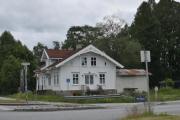 Jeg har kjørt forbi dette bygget noen ganger og tatt bilder av det. I 1985 var det Landhandelen på Opakermoen. Bygget innehold foruten butikk også det gamle meieriet på Opaker, samt det første posthuset på Mo'n. Jeg tror det var en bensinstasjon her også