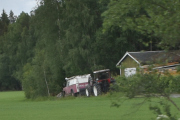 Men vi kjører videre og jeg bruker zoomen, den bilen og da mener jeg ikke traktoren så da veldig spennende ut