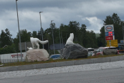 Jeg sjekker alltid om de tre revene er på plass i rundkjøringen på Skarnes, her er alt i orden denne gang