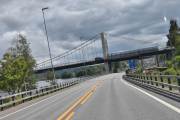 Nå har vi kommet til Kongsvinger, det jeg lurer på nå er om den er enveiskjørt på den brua nå. Erfaringene med enveiskjøring over Kongsvinger hengebru og gjennom Storgata vil bli evaluert høsten 2024, så vi må vente litt
