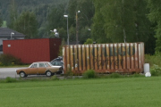 På veien oppover tar jeg et langt skudd og havner på en Volvo 144 - tror jeg