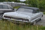 Men dette blir vanskelig, du skal kjøre bil og ta bilder samtidig. Jeg tror dette er en Chevrolet Impala fra 1964. Chevrolet Impala var Chevrolets dyreste passasjermodell gjennom 1965 og ble den bestselgende bilen i USA, tror du jeg har mange bilder av den?